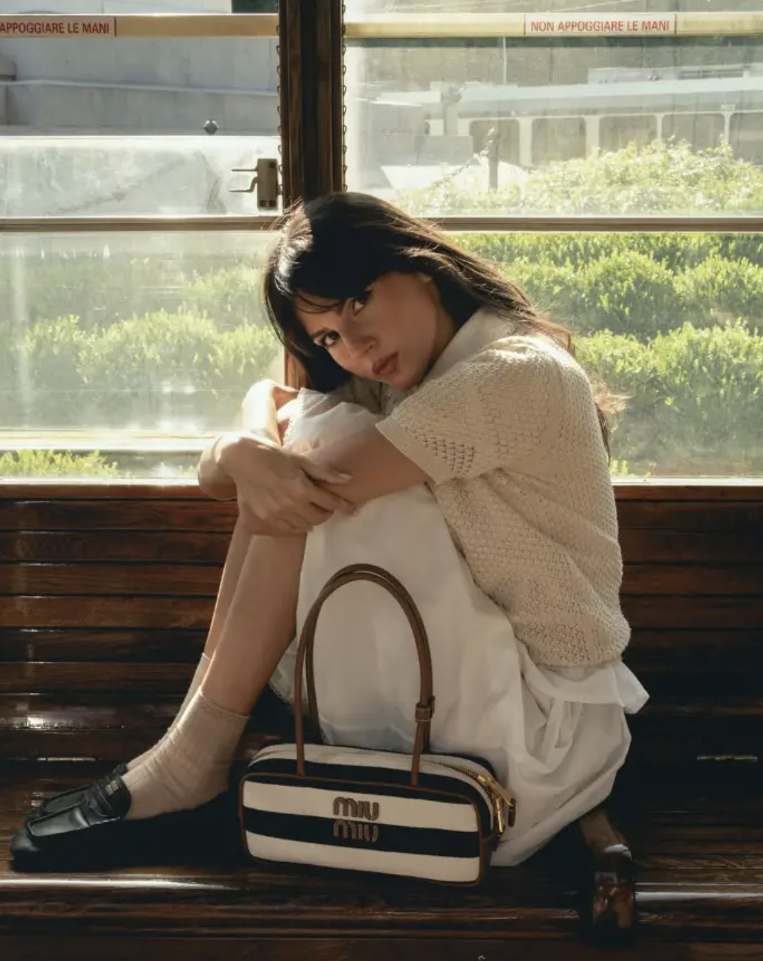 Chẳng cần cầu kỳ, cứ l&ocirc;i &aacute;o dệt kim v&agrave; ch&acirc;n v&aacute;y ra diện l&agrave; giấu nhẹm khuyết điểm, h&oacute;a 