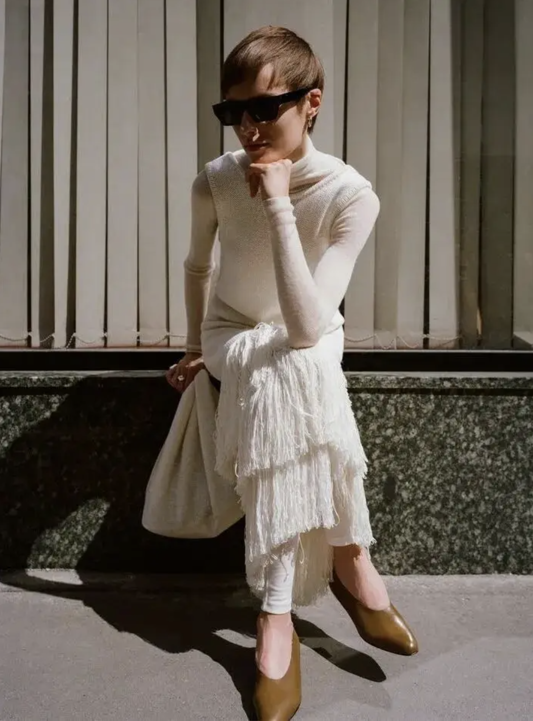 Chẳng cần cầu kỳ, cứ l&ocirc;i &aacute;o dệt kim v&agrave; ch&acirc;n v&aacute;y ra diện l&agrave; giấu nhẹm khuyết điểm, h&oacute;a 