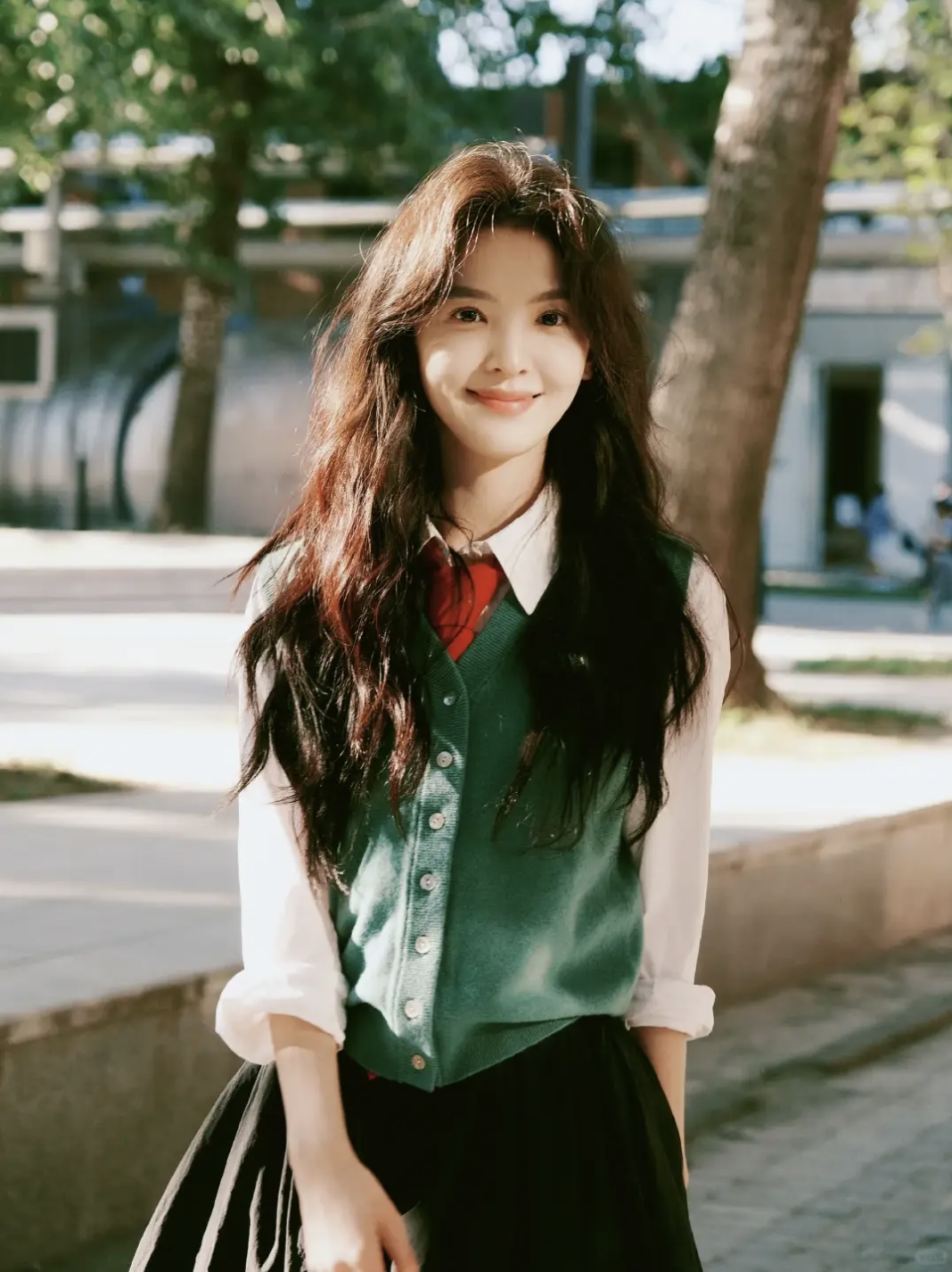 Chẳng cần cầu kỳ, cứ l&ocirc;i &aacute;o dệt kim v&agrave; ch&acirc;n v&aacute;y ra diện l&agrave; giấu nhẹm khuyết điểm, h&oacute;a 