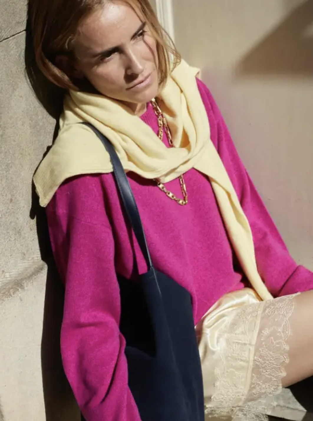 Chẳng cần cầu kỳ, cứ l&ocirc;i &aacute;o dệt kim v&agrave; ch&acirc;n v&aacute;y ra diện l&agrave; giấu nhẹm khuyết điểm, h&oacute;a 