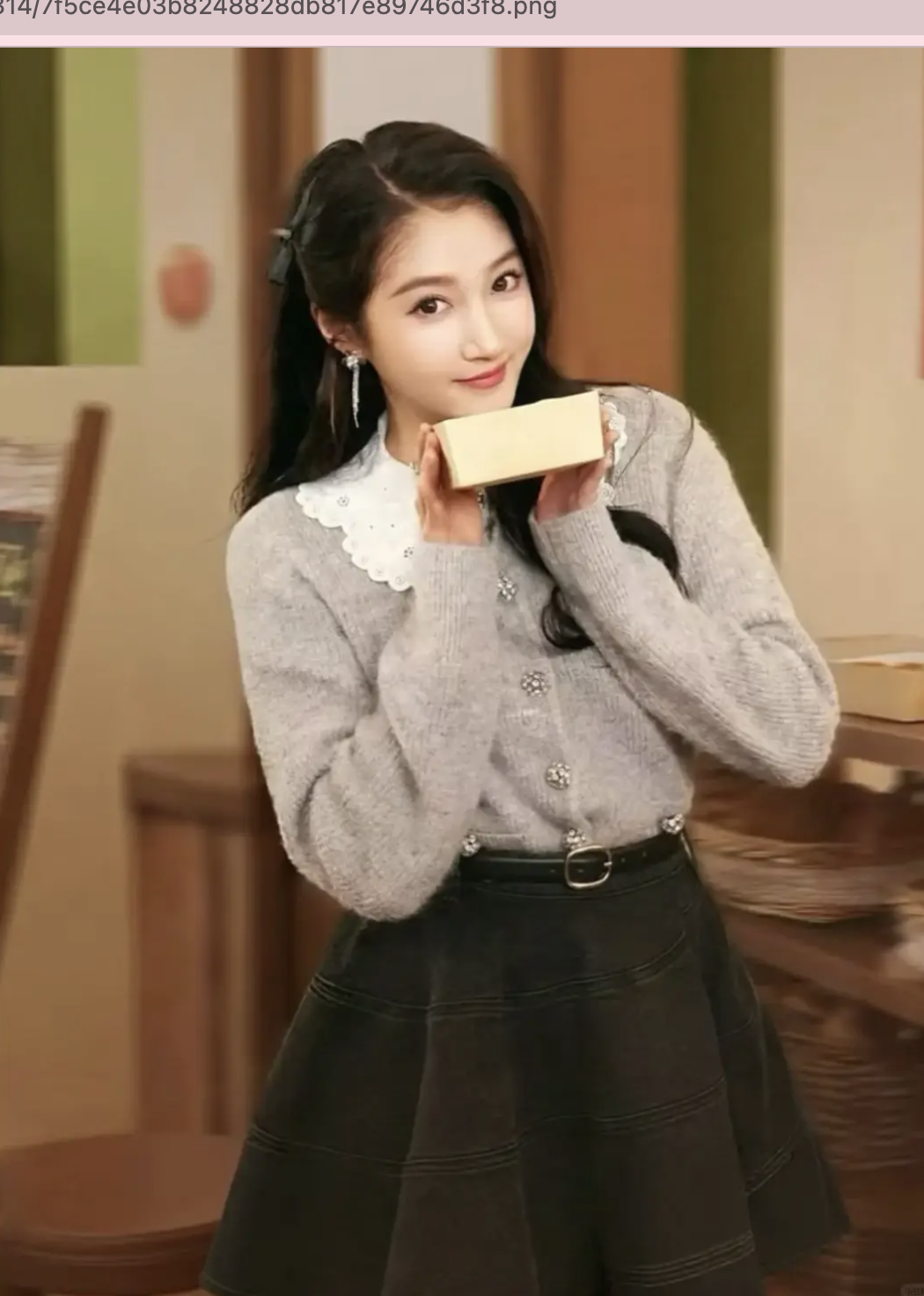 Chẳng cần cầu kỳ, cứ l&ocirc;i &aacute;o dệt kim v&agrave; ch&acirc;n v&aacute;y ra diện l&agrave; giấu nhẹm khuyết điểm, h&oacute;a 