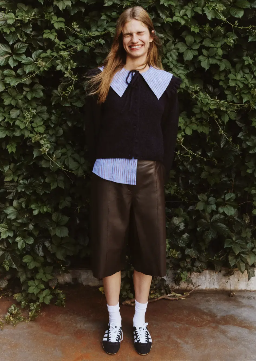 Chẳng cần cầu kỳ, cứ l&ocirc;i &aacute;o dệt kim v&agrave; ch&acirc;n v&aacute;y ra diện l&agrave; giấu nhẹm khuyết điểm, h&oacute;a 