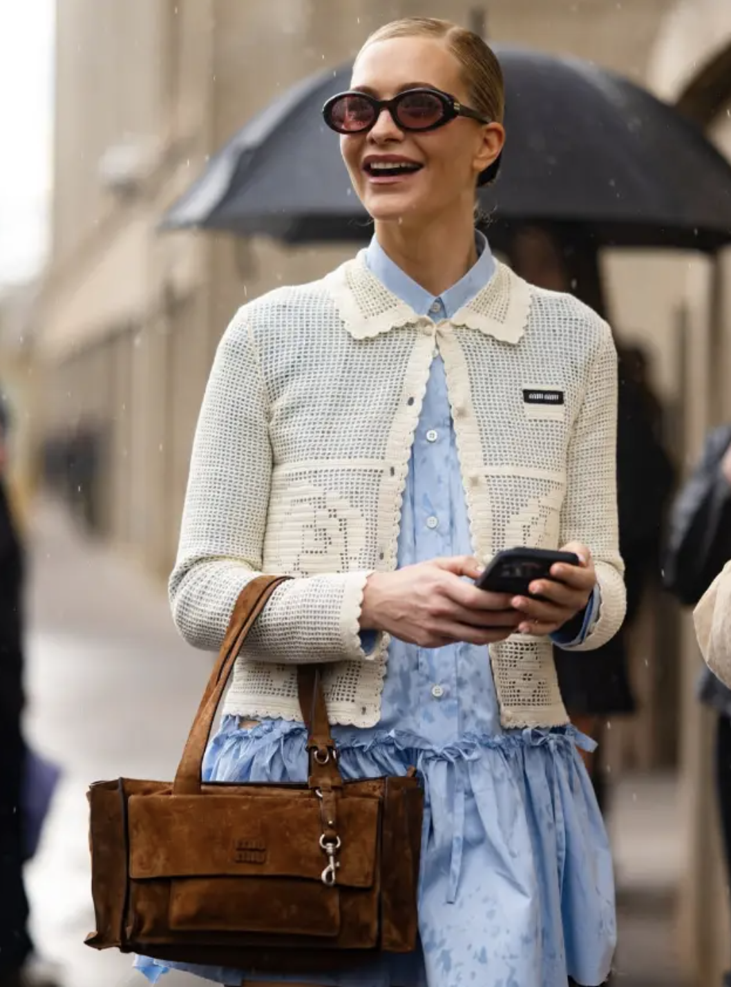 Chẳng cần cầu kỳ, cứ l&ocirc;i &aacute;o dệt kim v&agrave; ch&acirc;n v&aacute;y ra diện l&agrave; giấu nhẹm khuyết điểm, h&oacute;a 