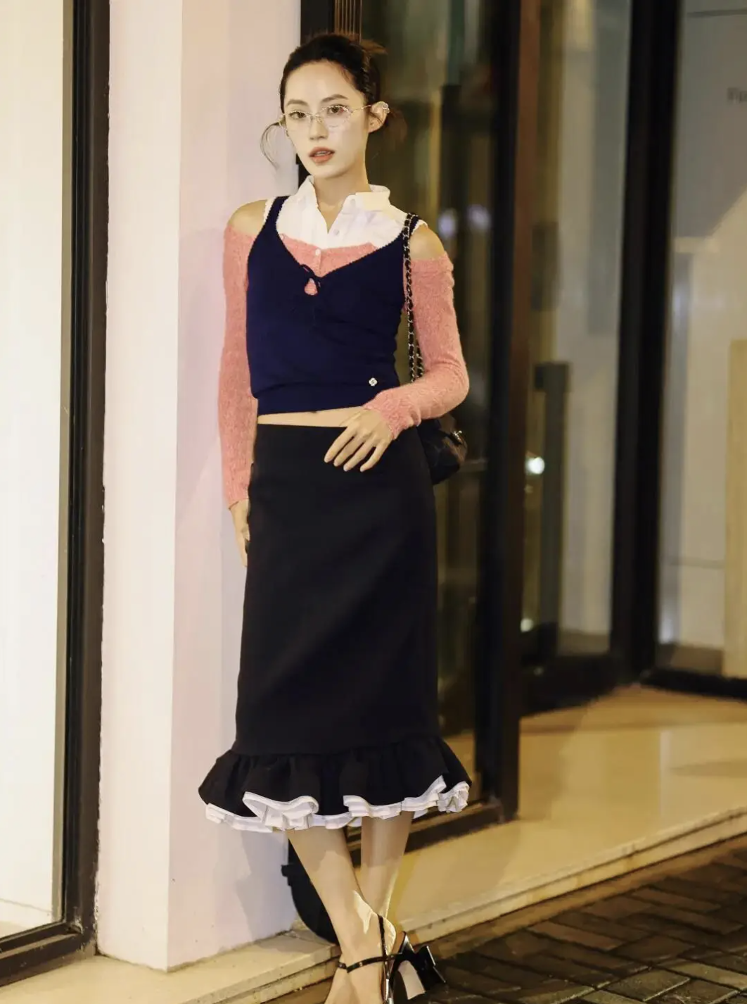 Chẳng cần cầu kỳ, cứ l&ocirc;i &aacute;o dệt kim v&agrave; ch&acirc;n v&aacute;y ra diện l&agrave; giấu nhẹm khuyết điểm, h&oacute;a 