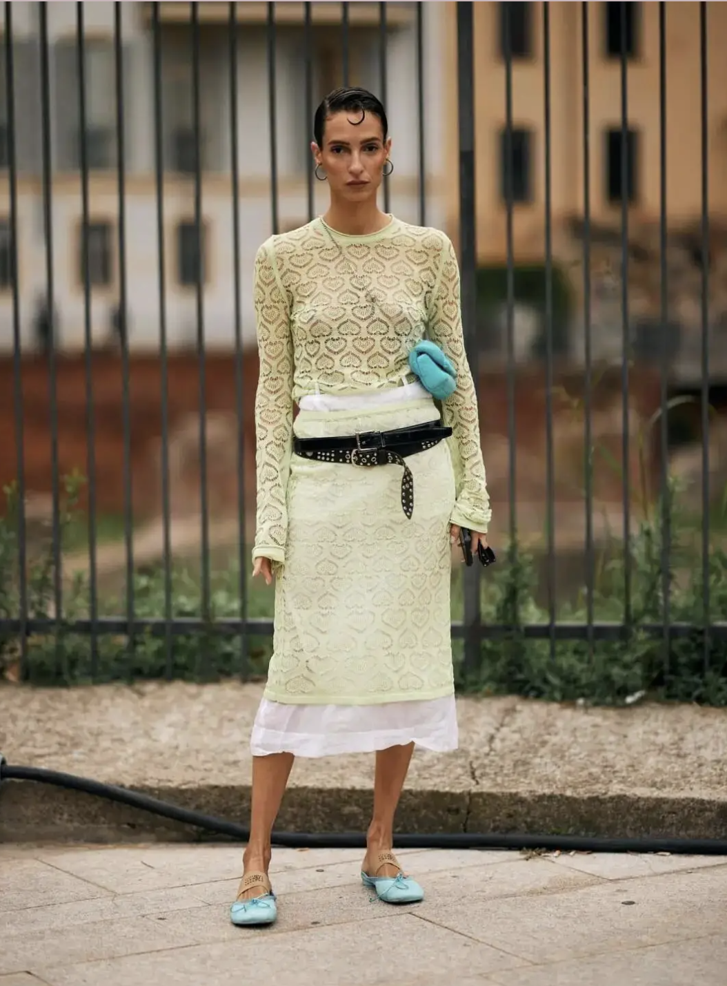 Chẳng cần cầu kỳ, cứ l&ocirc;i &aacute;o dệt kim v&agrave; ch&acirc;n v&aacute;y ra diện l&agrave; giấu nhẹm khuyết điểm, h&oacute;a 