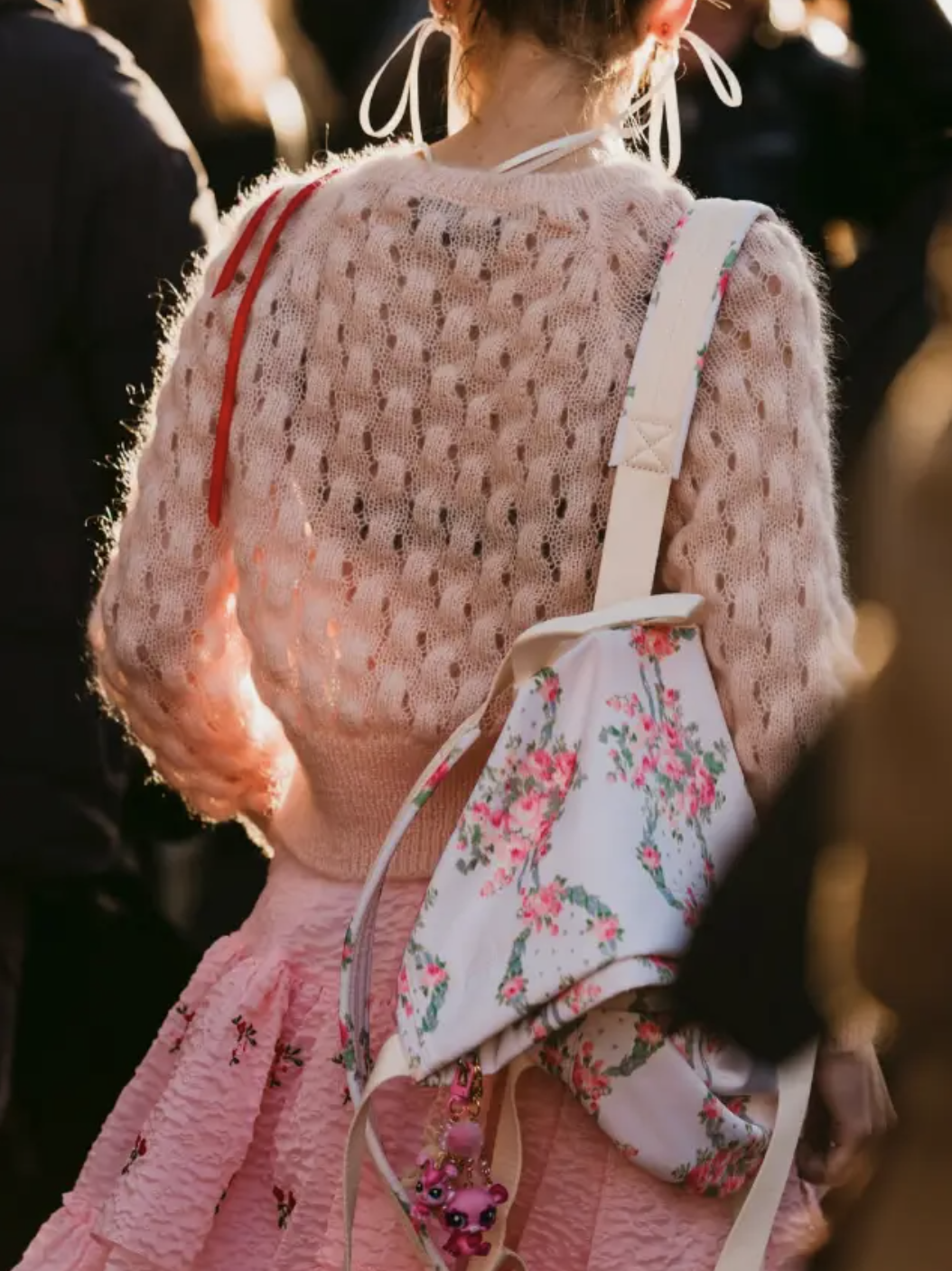 Chẳng cần cầu kỳ, cứ l&ocirc;i &aacute;o dệt kim v&agrave; ch&acirc;n v&aacute;y ra diện l&agrave; giấu nhẹm khuyết điểm, h&oacute;a 