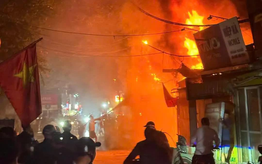 Hai vụ ch&aacute;y li&ecirc;n tiếp trong tối 19/3 ở H&agrave; Nội - Ảnh 1.