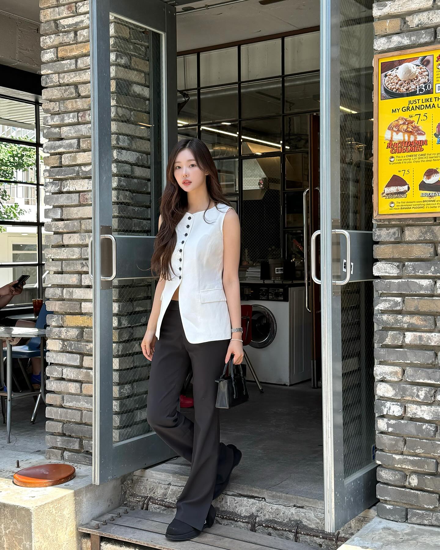 Mặc áo sáng màu mùa xuân hè: 5 Công thức thời trang tuyệt đẹp cho bạn - Ảnh 6. Mặc áo sáng màu mùa xuân hè: 5 Công thức thời trang tuyệt đẹp cho bạn - Ảnh 6.