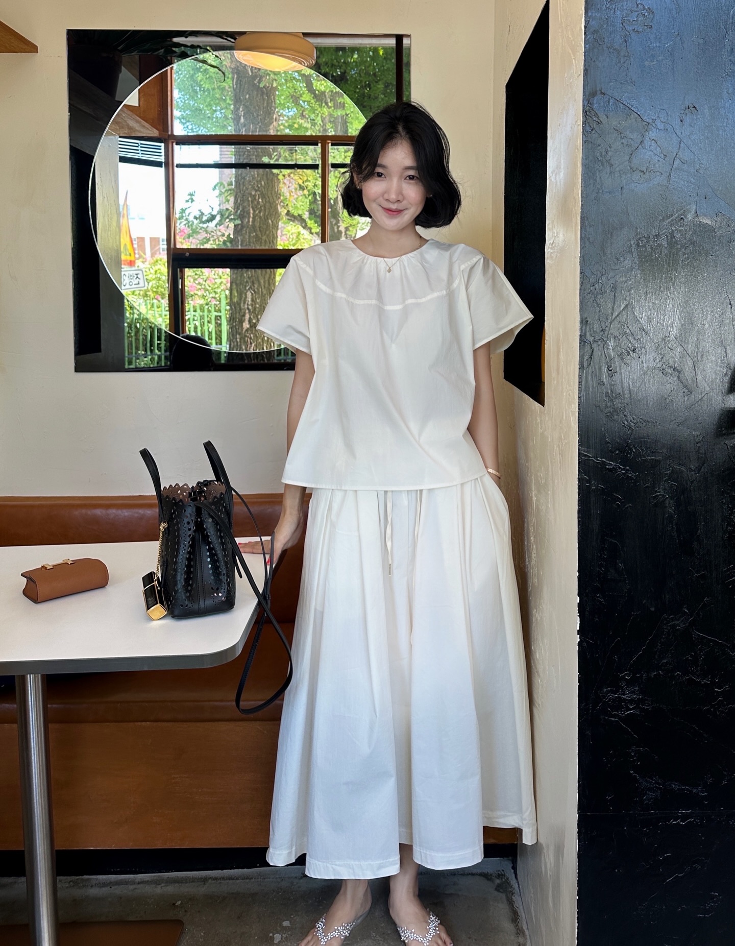 Mặc áo sáng màu mùa xuân hè: 5 Công thức thời trang tuyệt đẹp cho bạn - Ảnh 3. Mặc áo sáng màu mùa xuân hè: 5 Công thức thời trang tuyệt đẹp cho bạn - Ảnh 3.