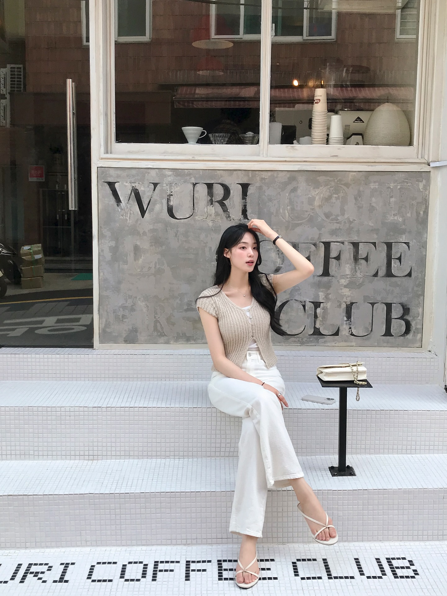 Mặc áo sáng màu mùa xuân hè: 5 Công thức thời trang tuyệt đẹp cho bạn - Ảnh 11. Mặc áo sáng màu mùa xuân hè: 5 Công thức thời trang tuyệt đẹp cho bạn - Ảnh 11.