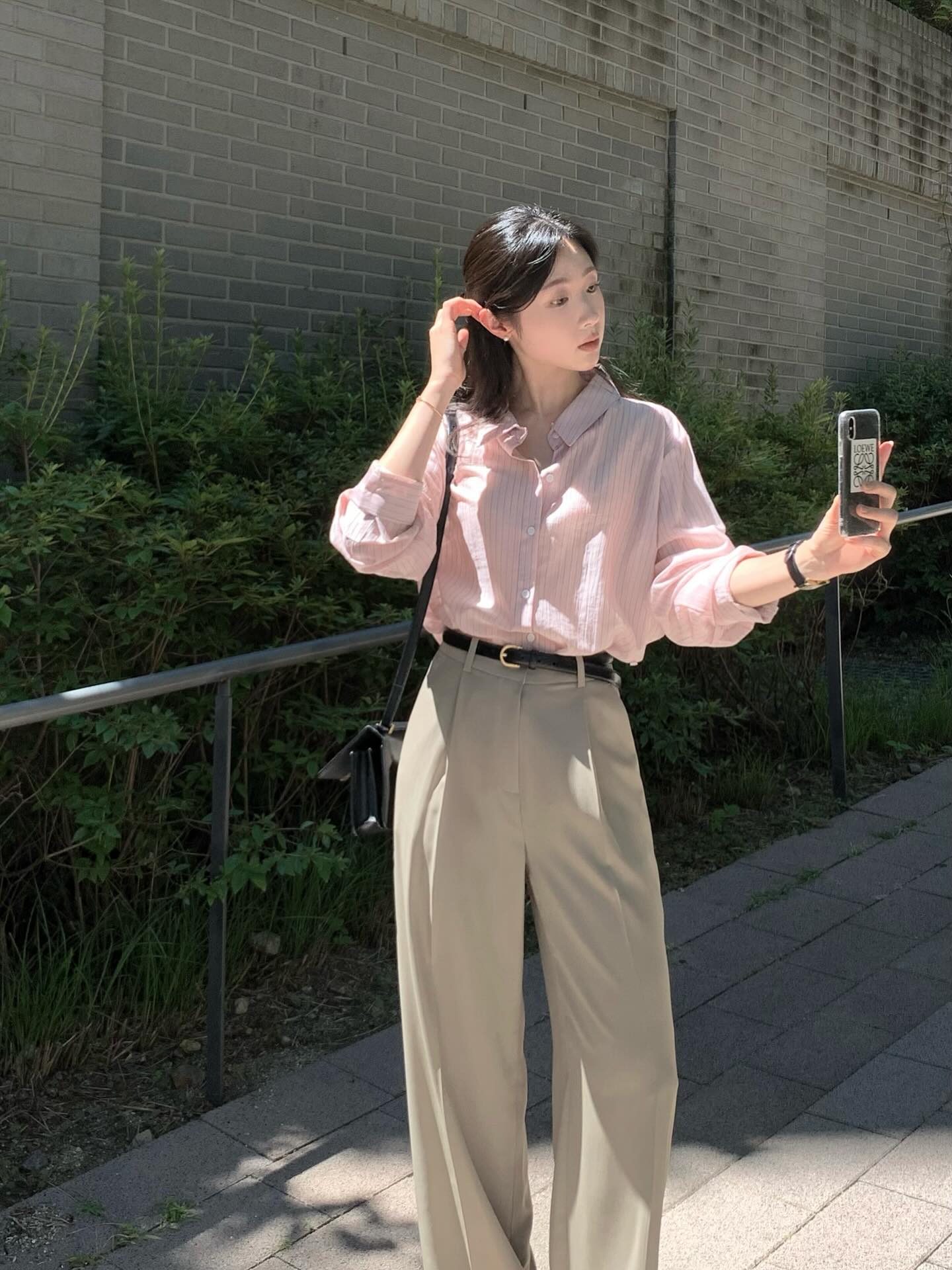 Tủ đồ mùa hè tối giản cần có gì: 5 Item Chị em không thể bỏ qua 2026 - Ảnh 7. Tủ đồ mùa hè tối giản cần có gì: 5 Item Chị em không thể bỏ qua 2026 - Ảnh 7.