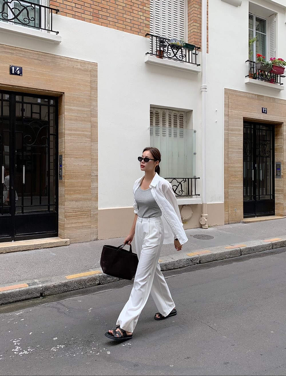 Tủ đồ mùa hè tối giản cần có gì: 5 Item Chị em không thể bỏ qua 2026 - Ảnh 11. Tủ đồ mùa hè tối giản cần có gì: 5 Item Chị em không thể bỏ qua 2026 - Ảnh 11.