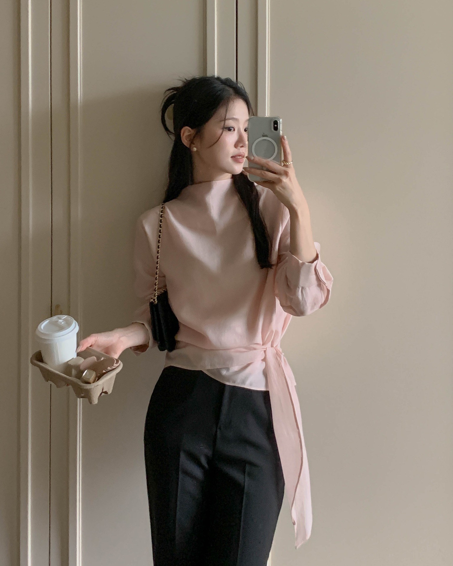 Mặc áo sáng màu mùa xuân hè: 5 Công thức thời trang tuyệt đẹp cho bạn - Ảnh 7. Mặc áo sáng màu mùa xuân hè: 5 Công thức thời trang tuyệt đẹp cho bạn - Ảnh 7.