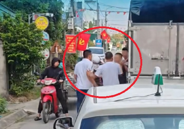 Nhường đường cho CX5, t&agrave;i xế xe tải bị đ&aacute;nh nhập viện ở Hải Ph&ograve;ng: 4 người được mời l&ecirc;n phường - Ảnh 1.