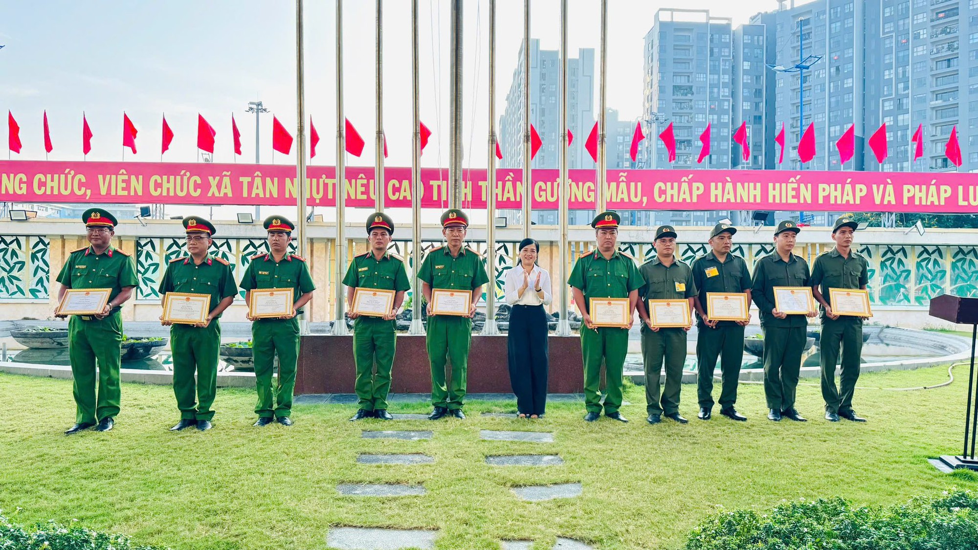 Vụ cướp táo tợn tại Tân Nhựt: Kẻ lạ mặt cầm dao truy đuổi 3 mẹ con - Ảnh 2. Vụ cướp táo tợn tại Tân Nhựt: Kẻ lạ mặt cầm dao truy đuổi 3 mẹ con - Ảnh 2.