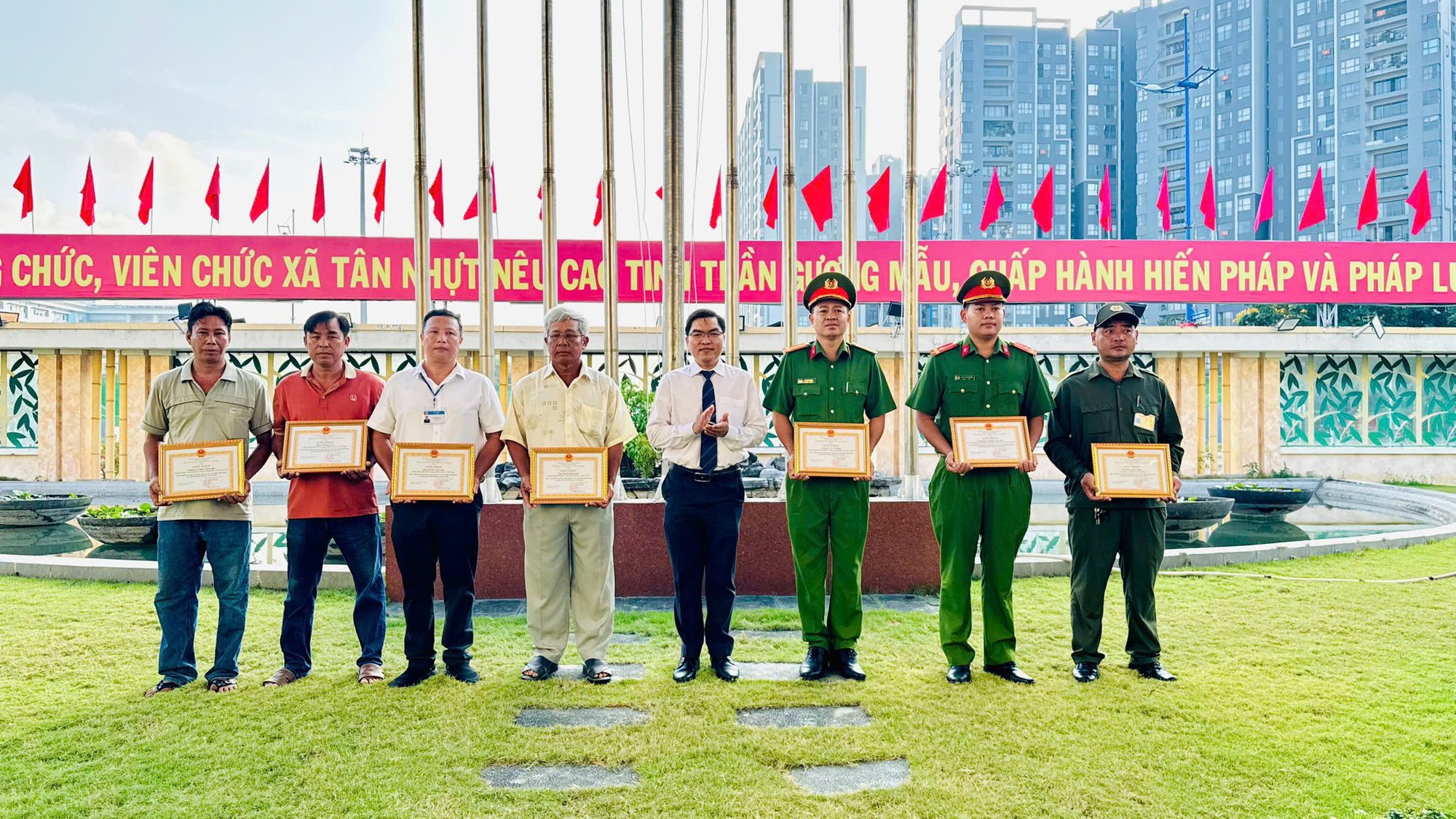 Vụ cướp táo tợn tại Tân Nhựt: Kẻ lạ mặt cầm dao truy đuổi 3 mẹ con - Ảnh 1. Vụ cướp táo tợn tại Tân Nhựt: Kẻ lạ mặt cầm dao truy đuổi 3 mẹ con - Ảnh 1.