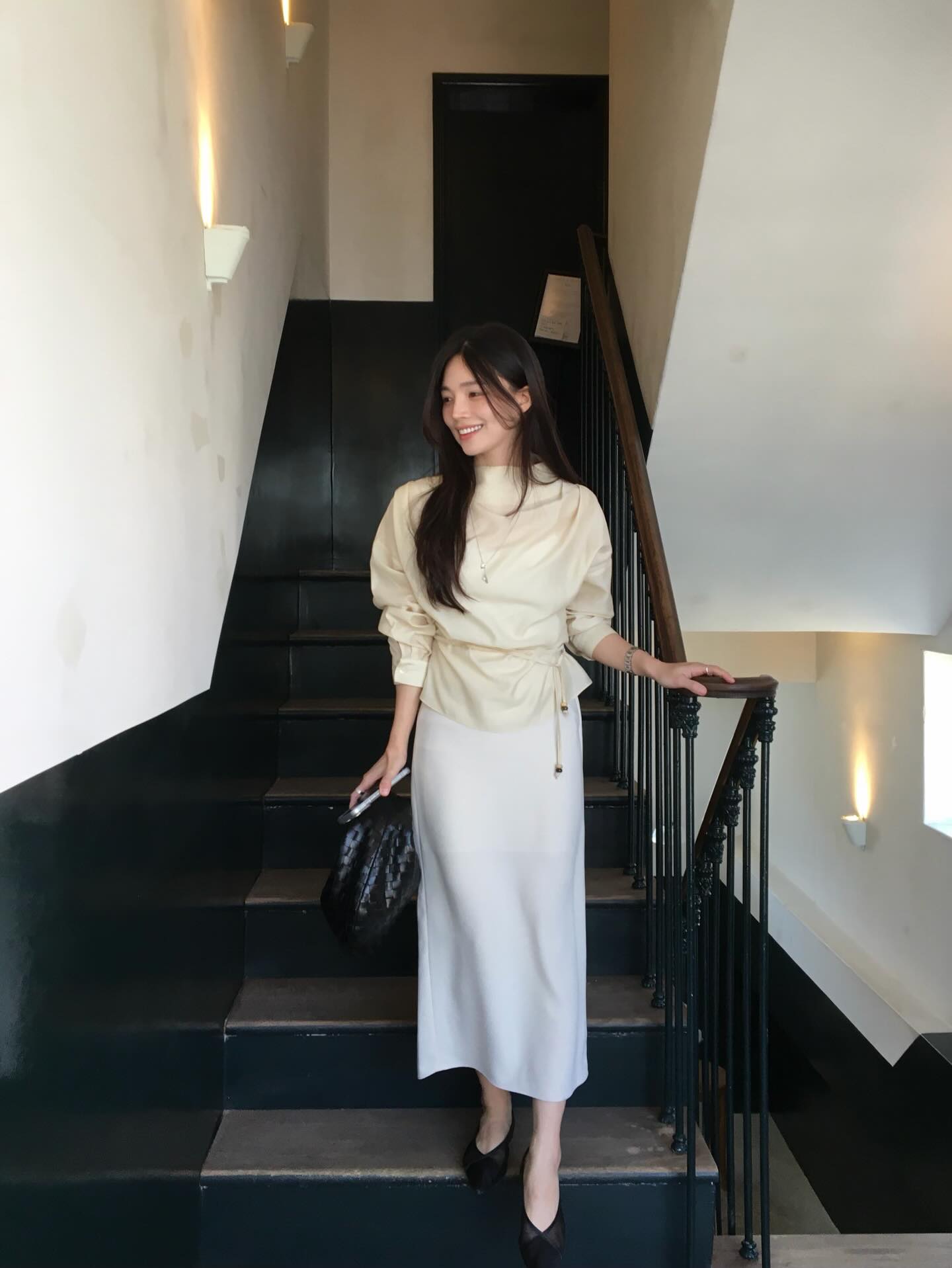 Mặc áo sáng màu mùa xuân hè: 5 Công thức thời trang tuyệt đẹp cho bạn - Ảnh 2. Mặc áo sáng màu mùa xuân hè: 5 Công thức thời trang tuyệt đẹp cho bạn - Ảnh 2.