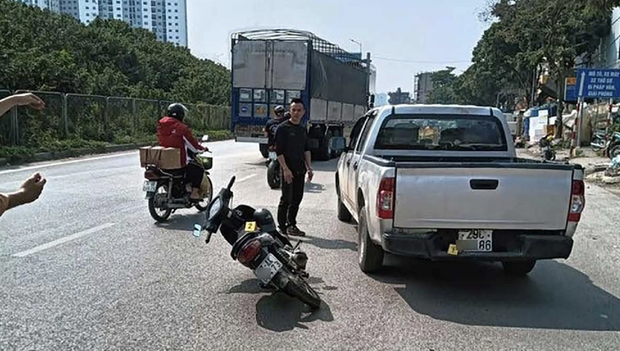 C&ocirc;ng an dựng lại hiện trường vụ tai nạn &ocirc; t&ocirc; b&aacute;n tải tạt đầu xe m&aacute;y chở trẻ em - Ảnh 1.