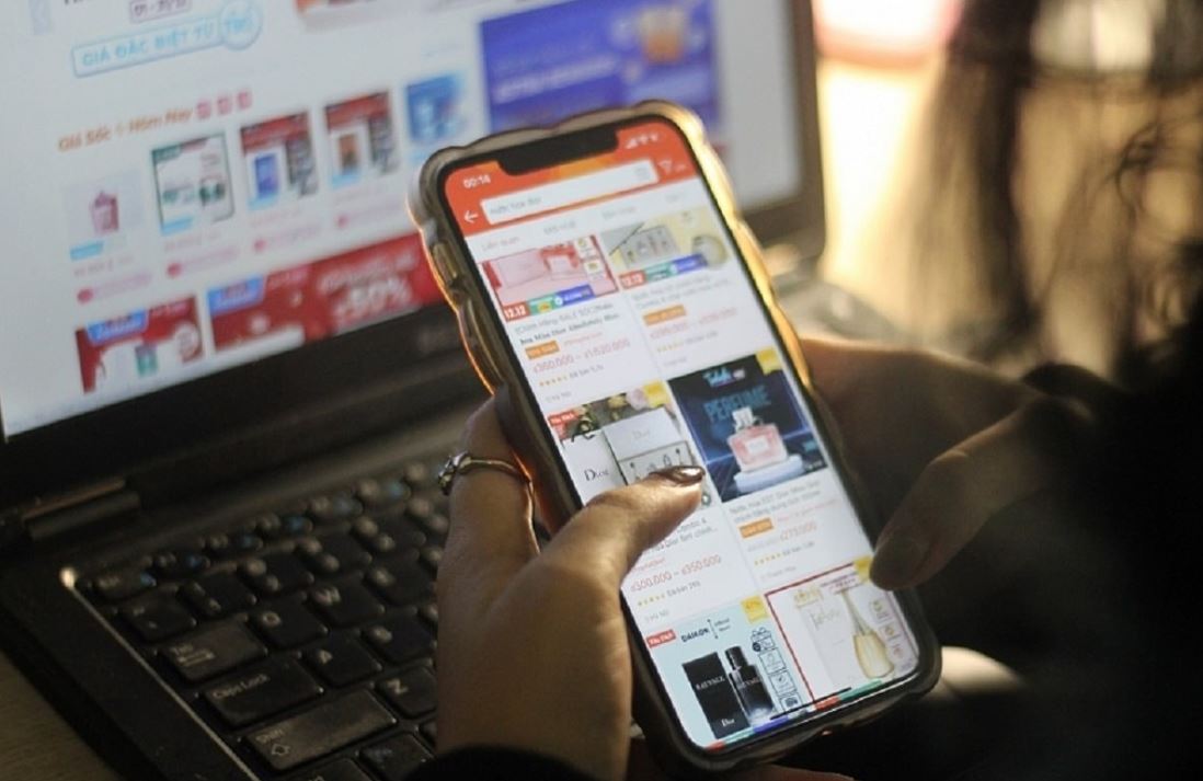 Đang thanh to&aacute;n đơn h&agrave;ng online, mẹ H&agrave; Nội sửng sốt trước c&acirc;u n&oacute;i của con trai lớp 6: 