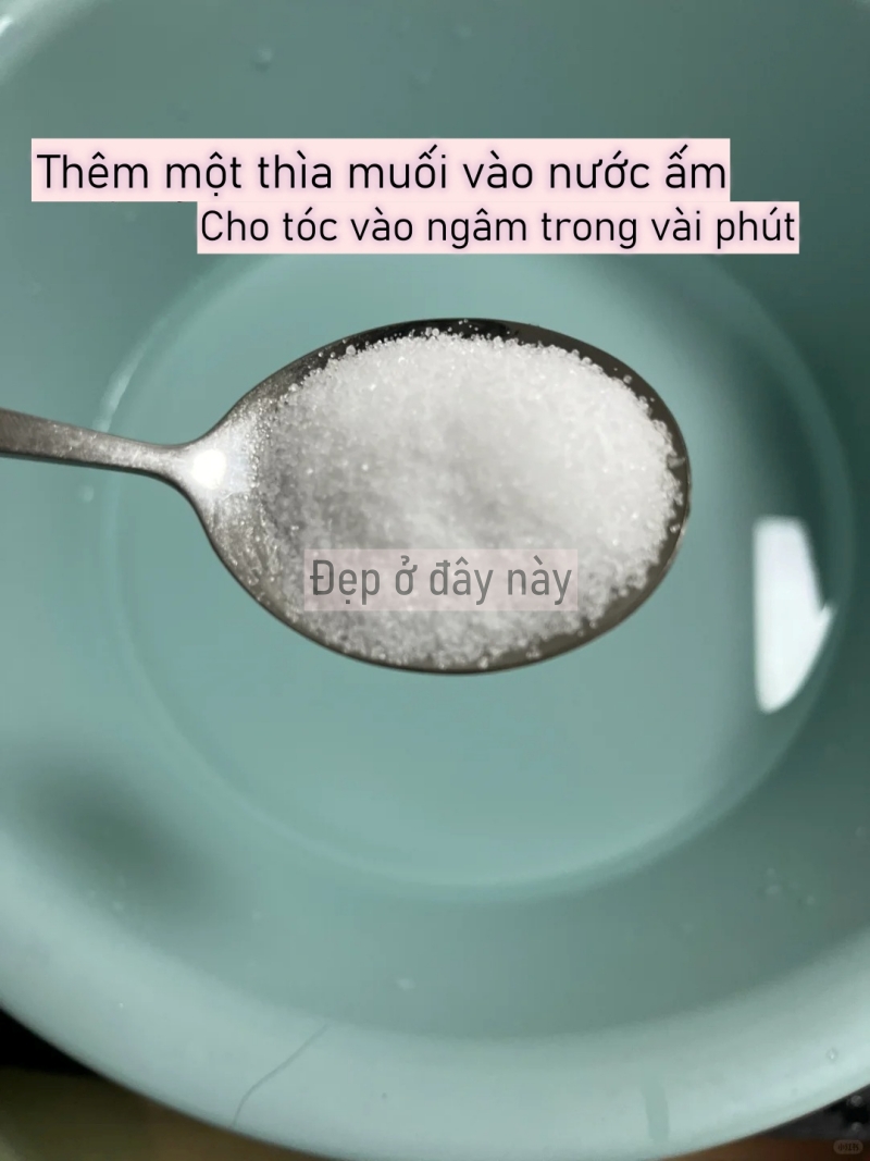 T&ocirc;i thử ng&acirc;m t&oacute;c với nước muối 5 ph&uacute;t trước khi gội v&agrave; đ&acirc;y l&agrave; điều xảy ra - Ảnh 1.