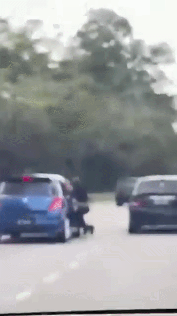 Đu b&aacute;m tr&ecirc;n cửa xe &ocirc; t&ocirc; của vợ cũ, người đ&agrave;n &ocirc;ng nhận c&aacute;i kết xứng đ&aacute;ng - Ảnh 1.