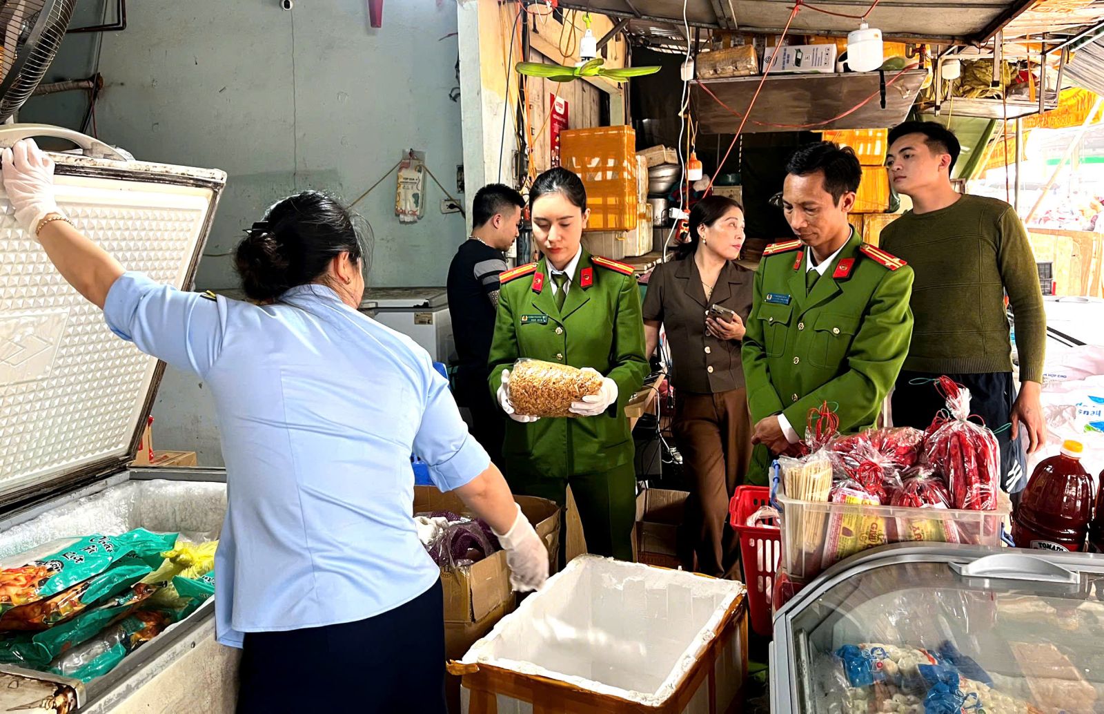 Phát hiện 4 tấn thực phẩm không rõ nguồn gốc tại Thanh Hóa: Nguy cơ cho sức khỏe - Ảnh 1. Phát hiện 4 tấn thực phẩm không rõ nguồn gốc tại Thanh Hóa: Nguy cơ cho sức khỏe - Ảnh 1.