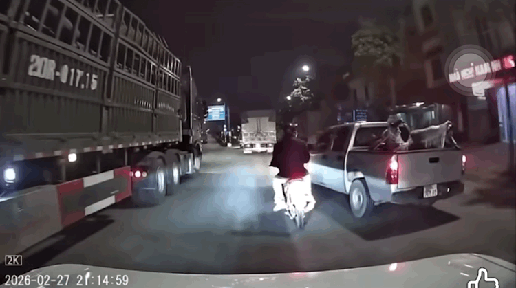 C&ocirc;ng an dựng lại hiện trường vụ tai nạn &ocirc; t&ocirc; b&aacute;n tải tạt đầu xe m&aacute;y chở trẻ em - Ảnh 2.