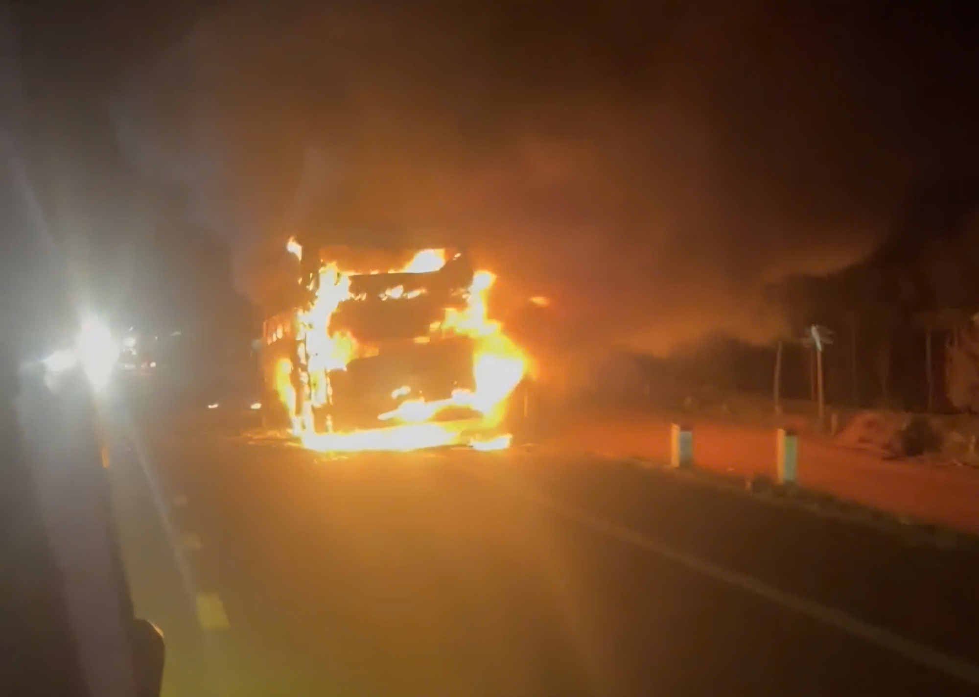 Xe kh&aacute;ch giường nằm ch&aacute;y dữ dội Sau khi nổ lốp tại Đắk Lắk đ&ecirc;m 1 - 3 - Ảnh 1.