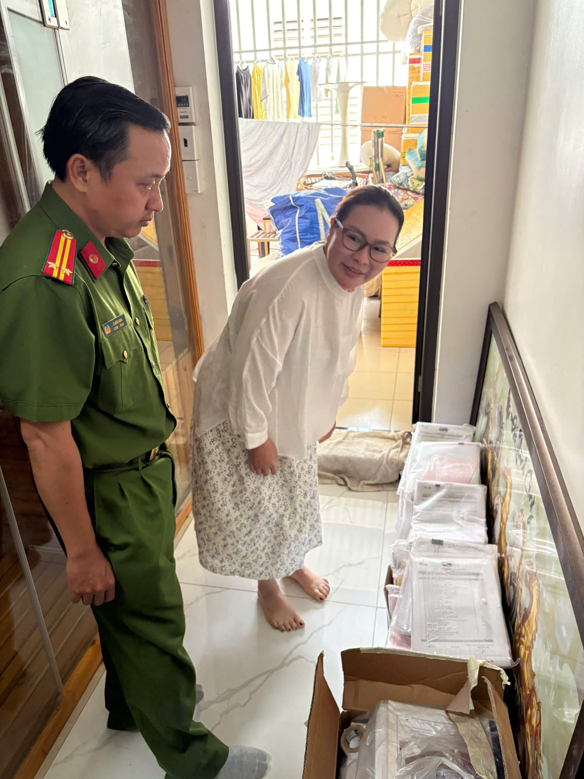 CLIP: Công an TPHCM khám xét nhà doanh nhân Nguyễn Ngọc Tiền- Ảnh 3. CLIP: Công an TPHCM khám xét nhà doanh nhân Nguyễn Ngọc Tiền- Ảnh 3.