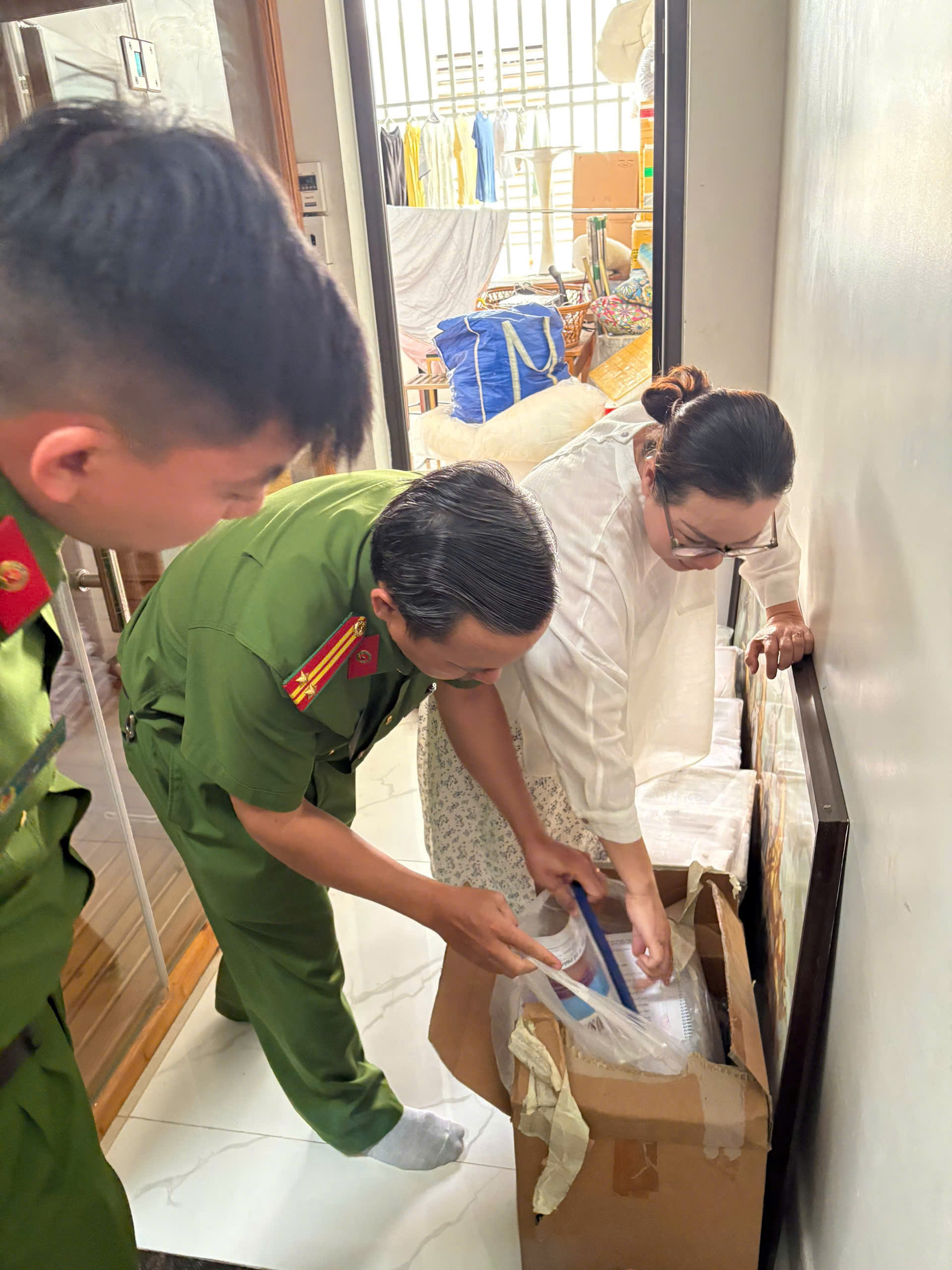 CLIP: Công an TPHCM khám xét nhà doanh nhân Nguyễn Ngọc Tiền- Ảnh 5. CLIP: Công an TPHCM khám xét nhà doanh nhân Nguyễn Ngọc Tiền- Ảnh 5.