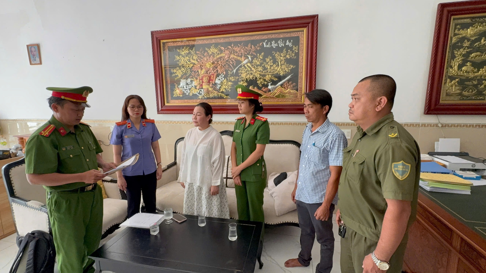 CLIP: Công an TPHCM khám xét nhà doanh nhân Nguyễn Ngọc Tiền- Ảnh 1. CLIP: Công an TPHCM khám xét nhà doanh nhân Nguyễn Ngọc Tiền- Ảnh 1.