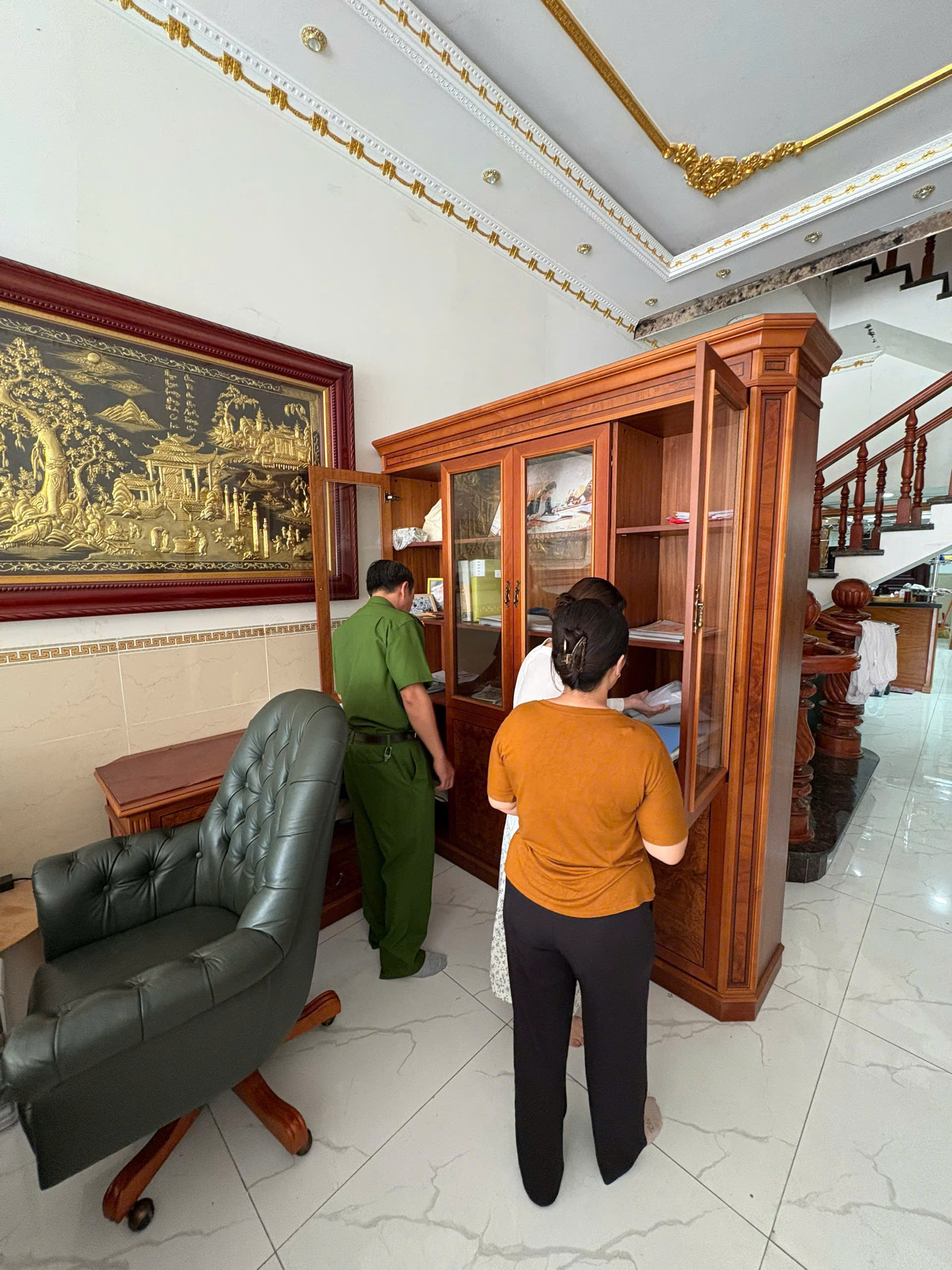 CLIP: Công an TPHCM khám xét nhà doanh nhân Nguyễn Ngọc Tiền- Ảnh 2. CLIP: Công an TPHCM khám xét nhà doanh nhân Nguyễn Ngọc Tiền- Ảnh 2.