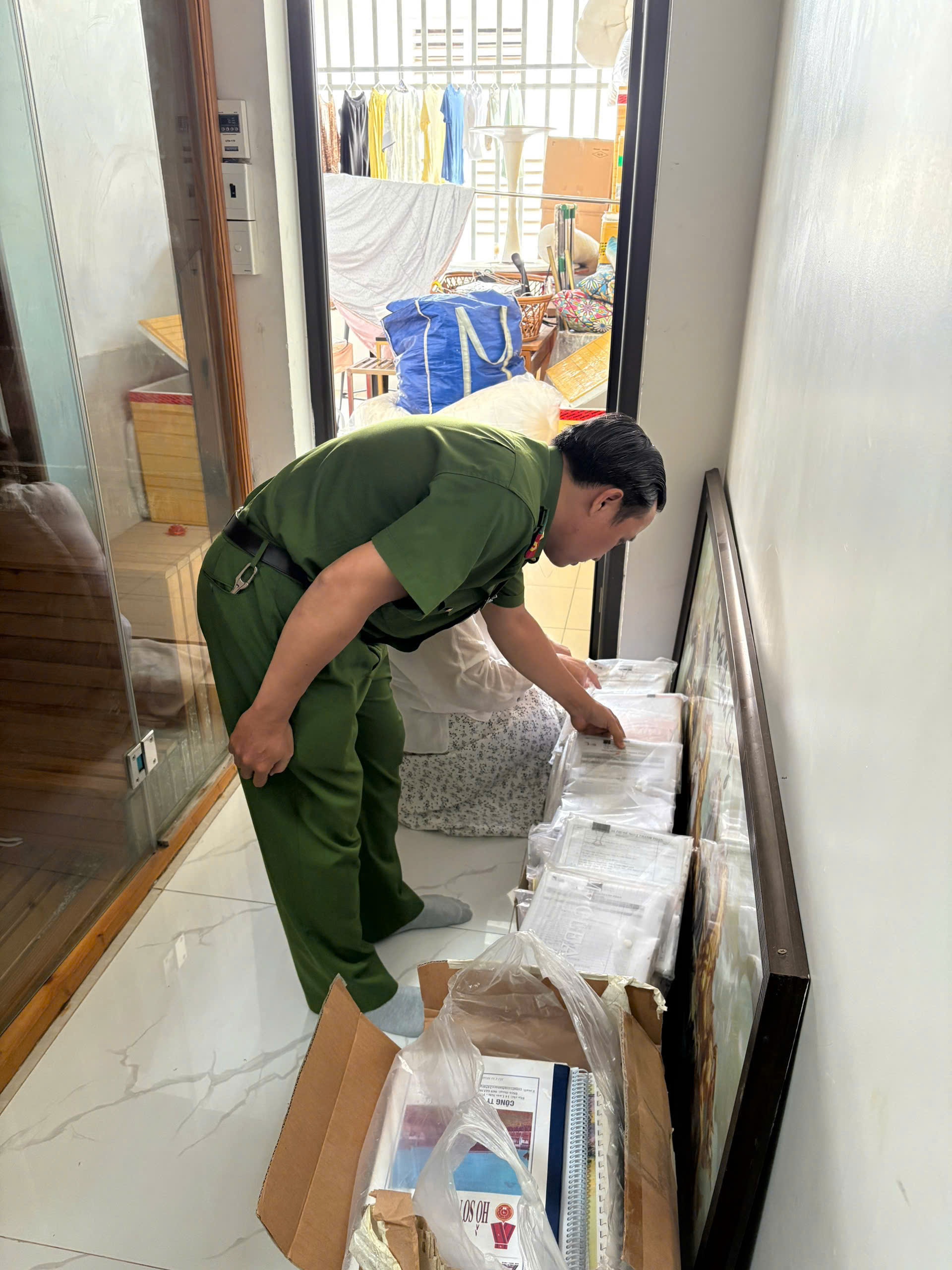 CLIP: Công an TPHCM khám xét nhà doanh nhân Nguyễn Ngọc Tiền- Ảnh 4. CLIP: Công an TPHCM khám xét nhà doanh nhân Nguyễn Ngọc Tiền- Ảnh 4.