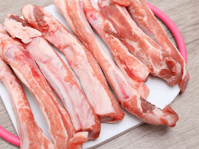 Mua sườn đ&oacute;ng khay trong si&ecirc;u thị, nh&acirc;n vi&ecirc;n n&oacute;i chi tiết 