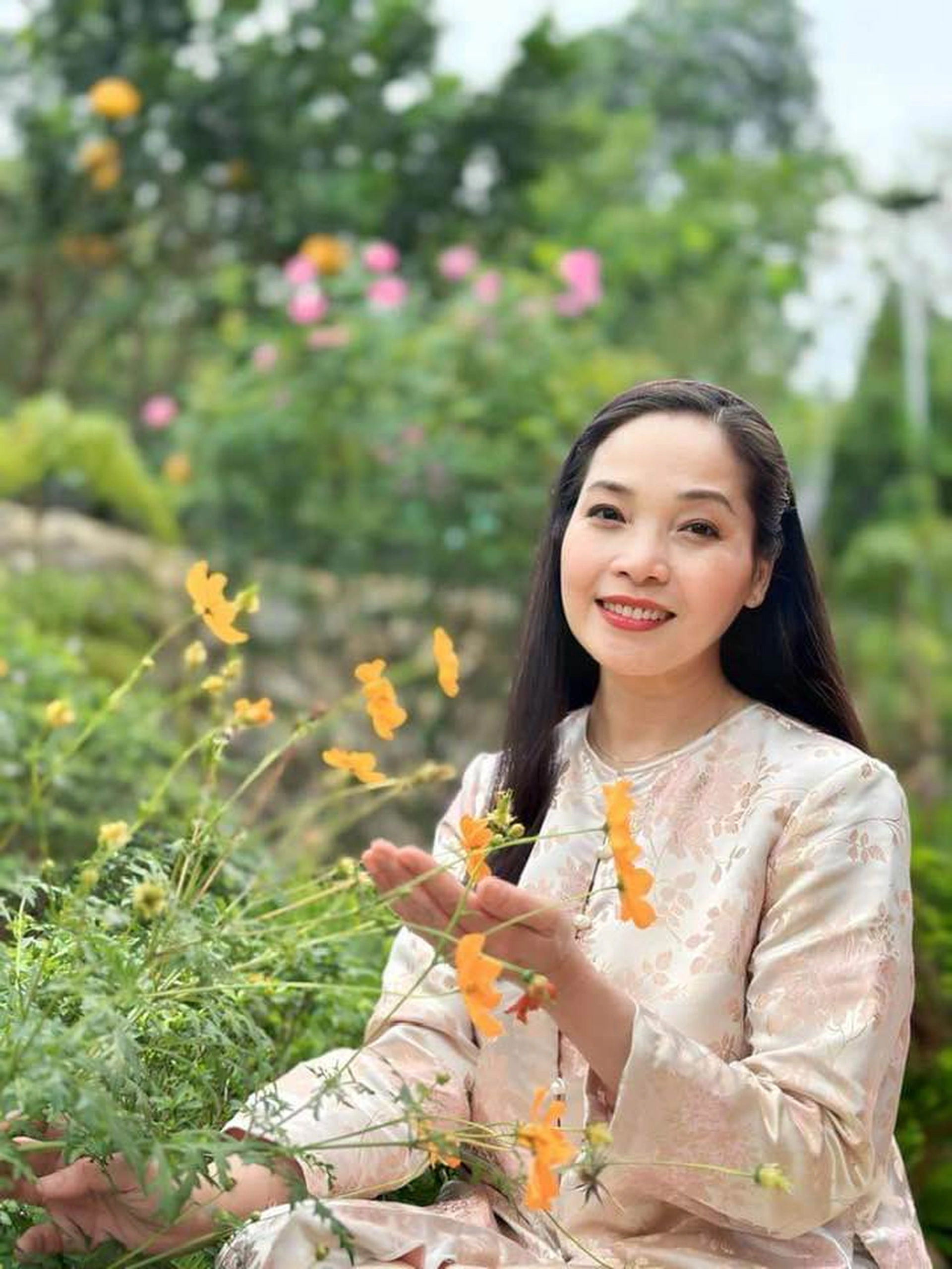 Nghệ sĩ Lê Vi với nụ cười rạng rỡ và thần thái tươi trẻ ở tuổi U60