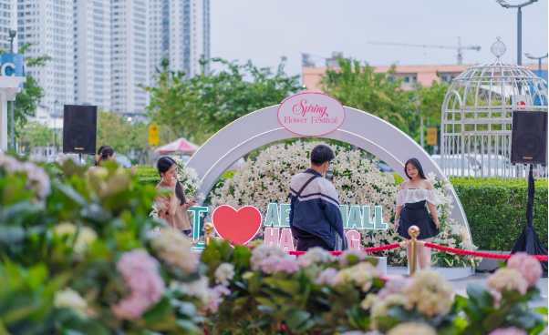 Chẳng cần đi xa để t&igrave;m thấy b&igrave;nh y&ecirc;n: Spring Flower Festival tại AEON MALL H&agrave; Đ&ocirc;ng &ndash; Nơi lưu giữ khoảnh khắc xu&acirc;n th&igrave; cho cả gia đ&igrave;nh - Ảnh 2.