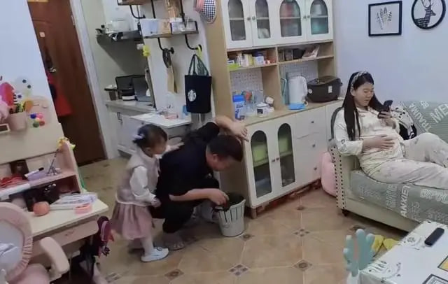 Vợ mang thai 8 tháng, chồng ốm nghén suốt 5 tháng: Sút hơn 10kg, vợ cười không ngớt - Ảnh 2.