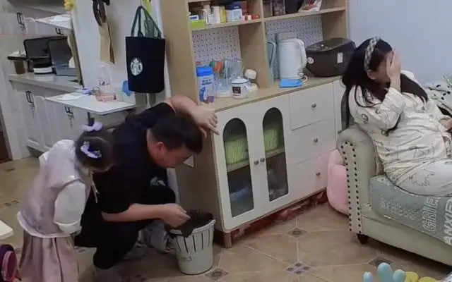 Vợ mang thai 8 tháng, chồng ốm nghén suốt 5 tháng: Sút hơn 10kg, vợ cười không ngớt - Ảnh 1.