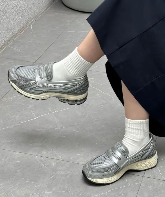 Giày thể thao đang 