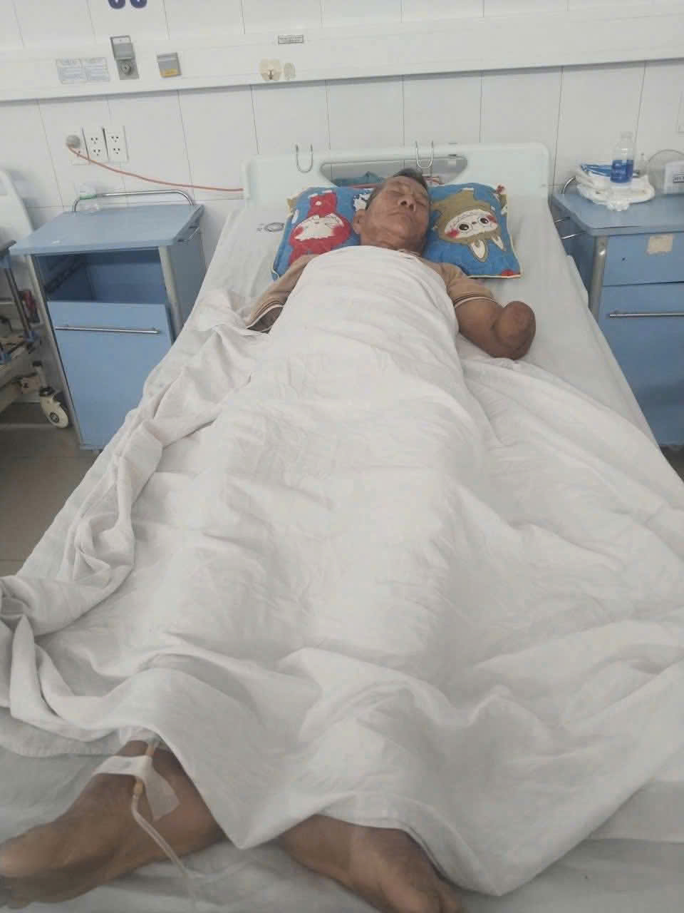 Tin mới li&ecirc;n quan cụ &ocirc;ng cụt 2 tay kẹp con rắn hổ mang d&agrave;i 2 m&eacute;t - Ảnh 1.