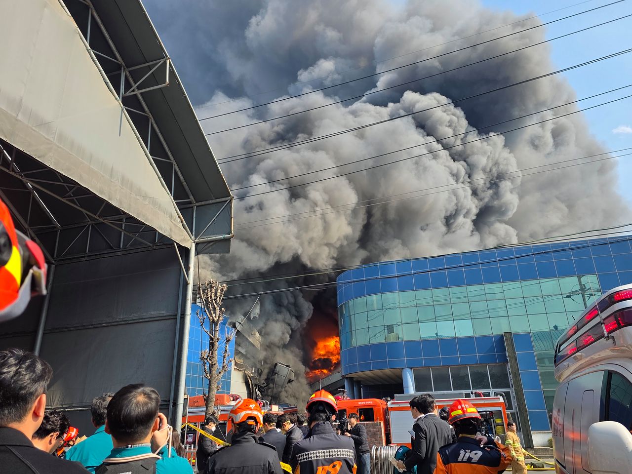 Thảm kịch ch&aacute;y nh&agrave; m&aacute;y tại H&agrave;n Quốc: 10 thi thể được t&igrave;m thấy, nhiều người mất t&iacute;ch - Ảnh 3.