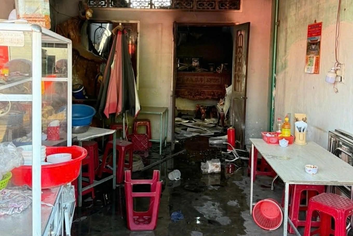 Hiện trường vụ ch&aacute;y khiến chị em ruột 5 tuổi v&agrave; 7 tuổi tử vong, bố mẹ đi l&agrave;m xa, ở c&ugrave;ng b&agrave; nội - Ảnh 4.