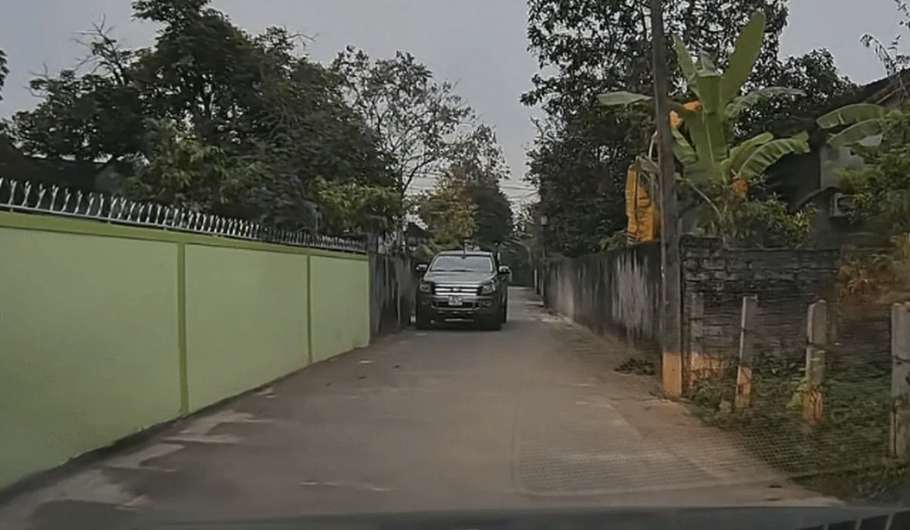 T&agrave;i xế b&aacute;n tải th&aacute;ch thức người d&acirc;n: C&ocirc;ng an v&agrave;o cuộc xử l&yacute; vi phạm giao th&ocirc;ng - Ảnh 1.