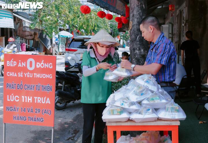 Bếp ăn 0 đồng: Giải ph&aacute;p cho người ngh&egrave;o trong b&atilde;o gi&aacute; - Ảnh 6.