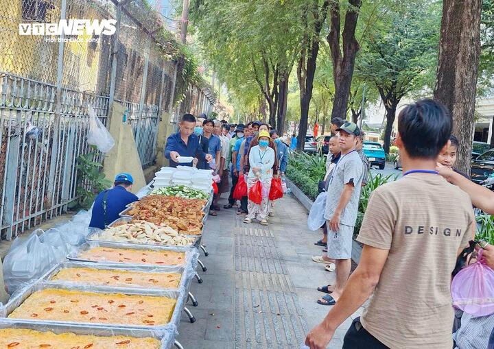 Bếp ăn 0 đồng: Giải ph&aacute;p cho người ngh&egrave;o trong b&atilde;o gi&aacute; - Ảnh 2.