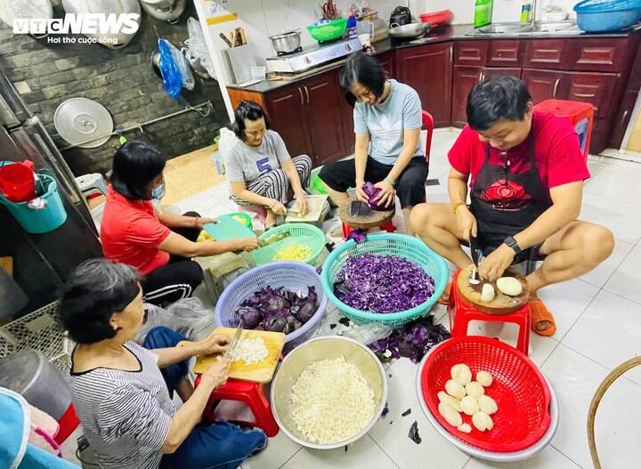 Bếp ăn 0 đồng: Giải ph&aacute;p cho người ngh&egrave;o trong b&atilde;o gi&aacute; - Ảnh 3.