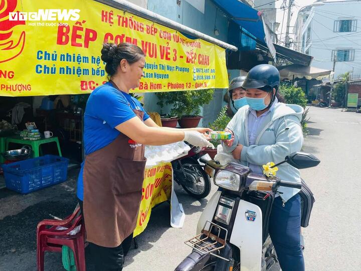 Bếp ăn 0 đồng: Giải ph&aacute;p cho người ngh&egrave;o trong b&atilde;o gi&aacute; - Ảnh 4.
