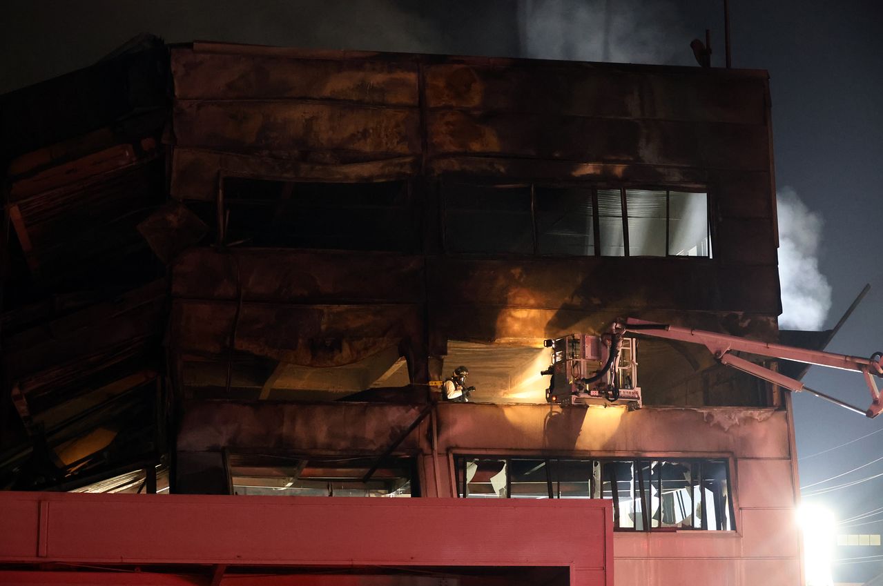 Thảm kịch ch&aacute;y nh&agrave; m&aacute;y tại H&agrave;n Quốc: 10 thi thể được t&igrave;m thấy, nhiều người mất t&iacute;ch - Ảnh 2.