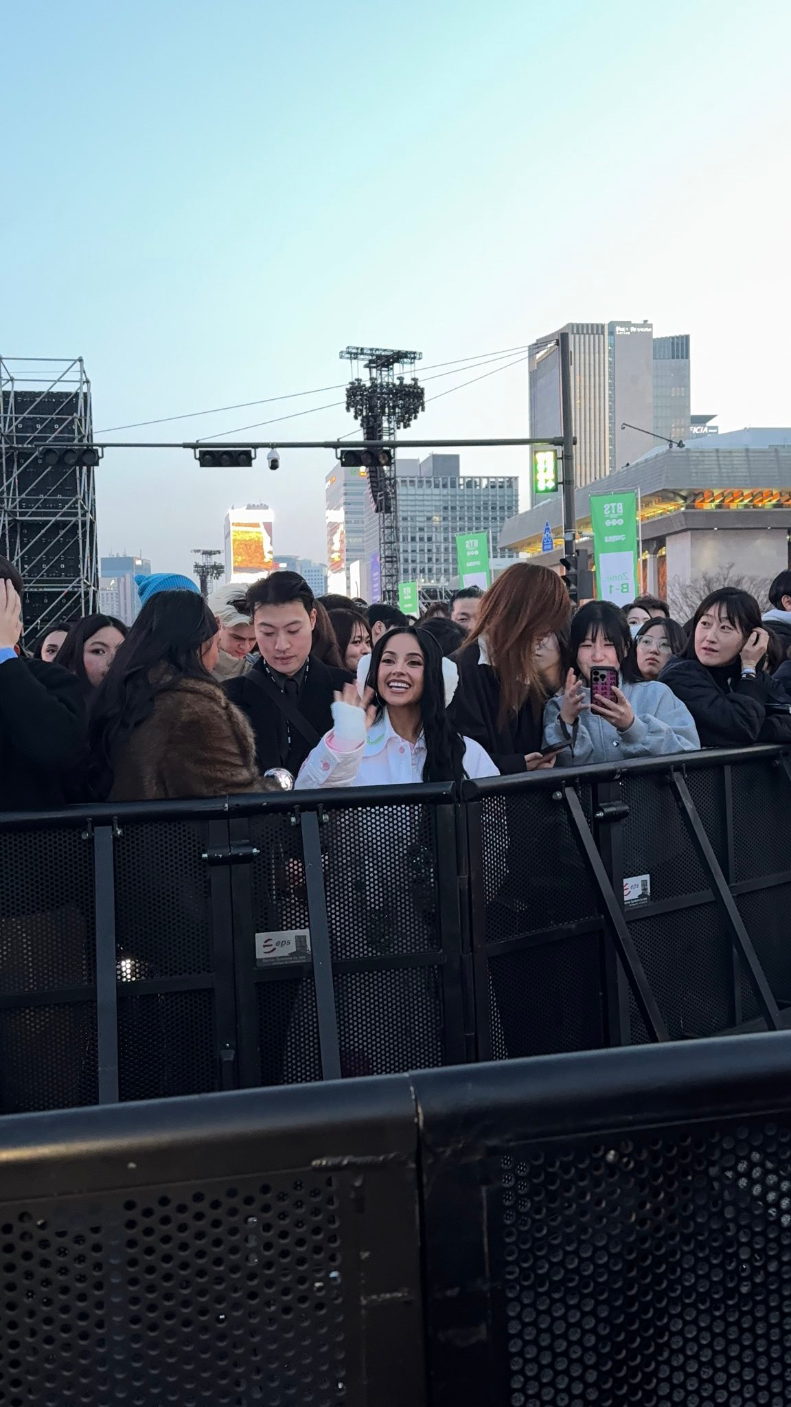 Nữ ca sĩ vượt nửa vòng trái đất, sáng trưng giữa 260.000 người dự concert của BTS- Ảnh 1. Nữ ca sĩ vượt nửa vòng trái đất, sáng trưng giữa 260.000 người dự concert của BTS- Ảnh 1.