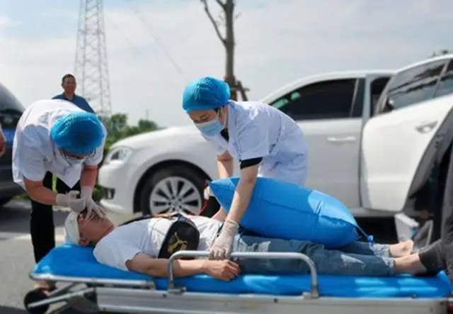 Người đ&agrave;n &ocirc;ng 52 tuổi đột tử khi đang l&agrave;m 